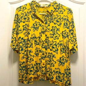 Women’s yellow short sleeve shirt with floral print size: s brand: vans